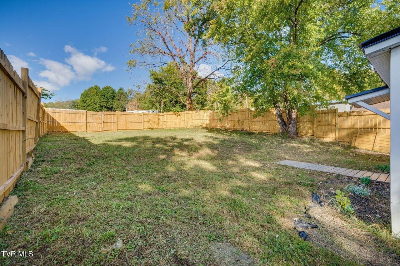 1208 Riverside Ave - Photo 5 of 28