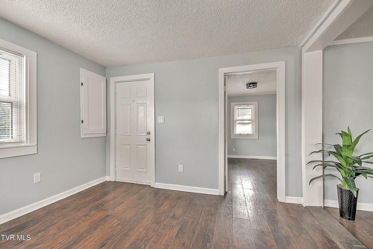 1208 Riverside Ave - Photo 6 of 28