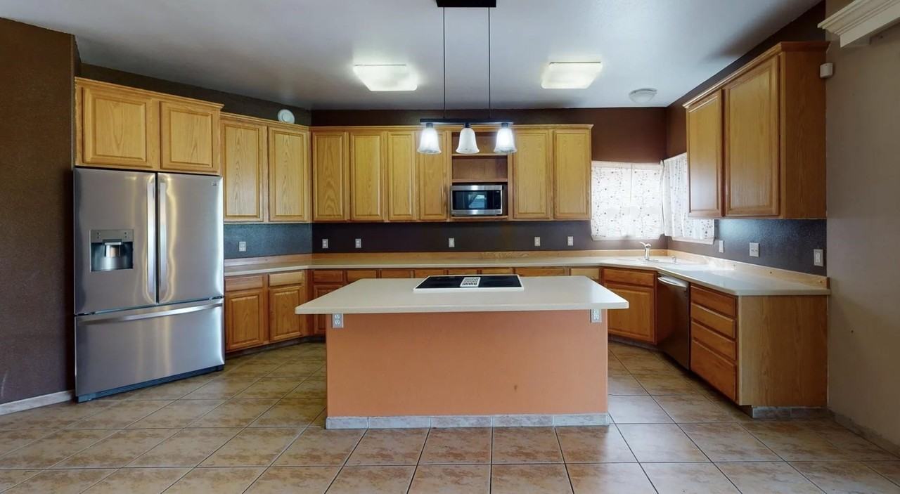 523 W 5th Ave - Photo 2 of 9