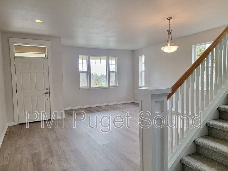 576 Mt Baker Pl Ne - Photo 2 of 23