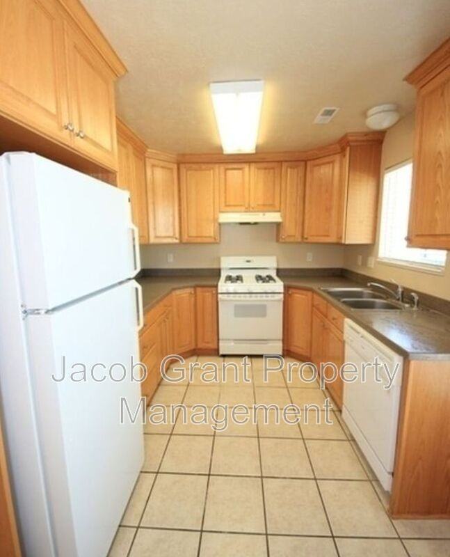 424 Alamo St - Photo 4 of 12
