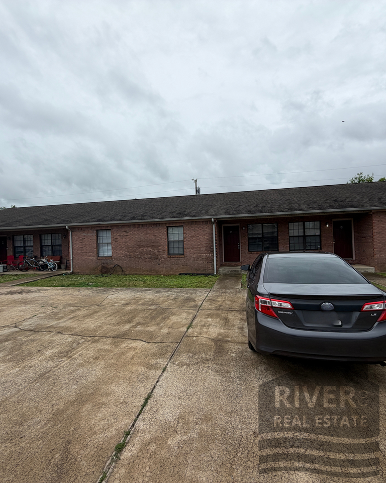 412 E Pershing Ave #B - Photo 2 of 10