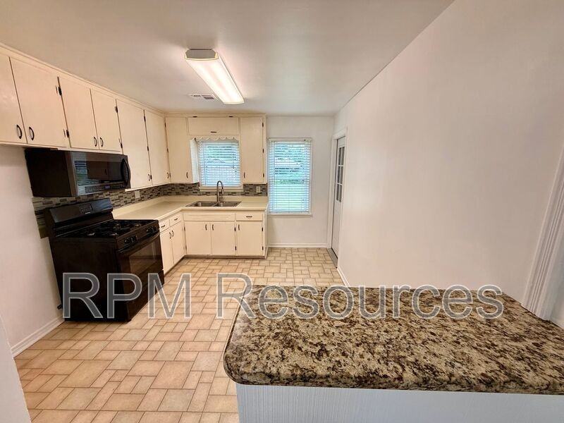 6714 Nw 27th St - Photo 4 of 12
