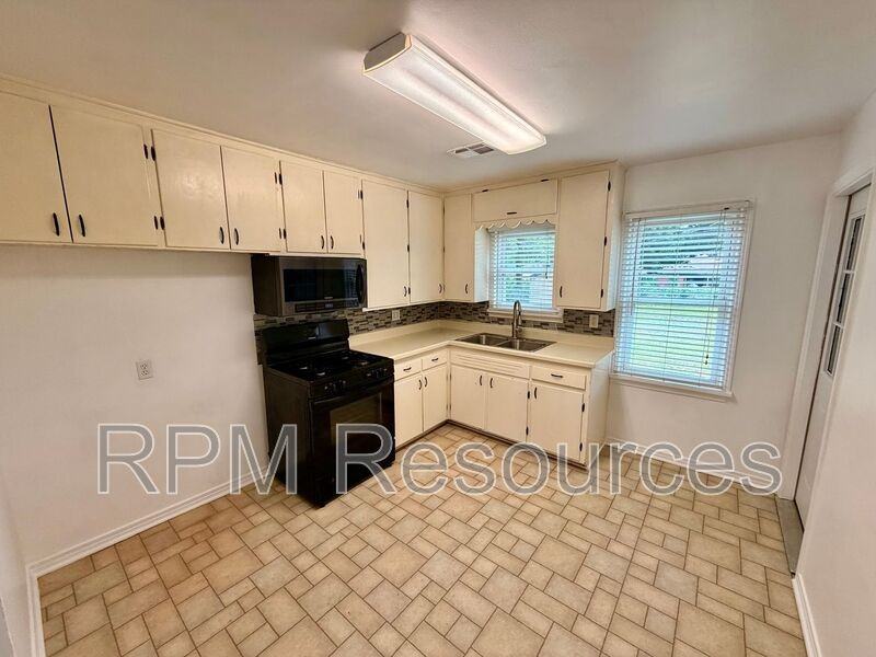 6714 Nw 27th St - Photo 5 of 12