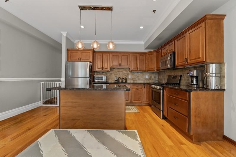 618 Jefferson St #2 - Photo 4 of 20