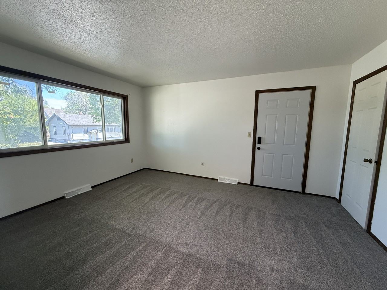 616 8th Ave Ne #2 - Photo 3 of 8