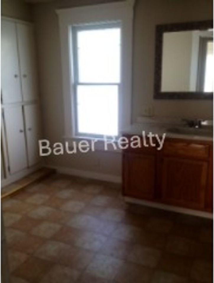 300 Vesper St - Photo 5 of 6