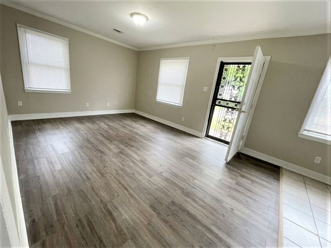 393 Hodges St - Photo 2 of 8