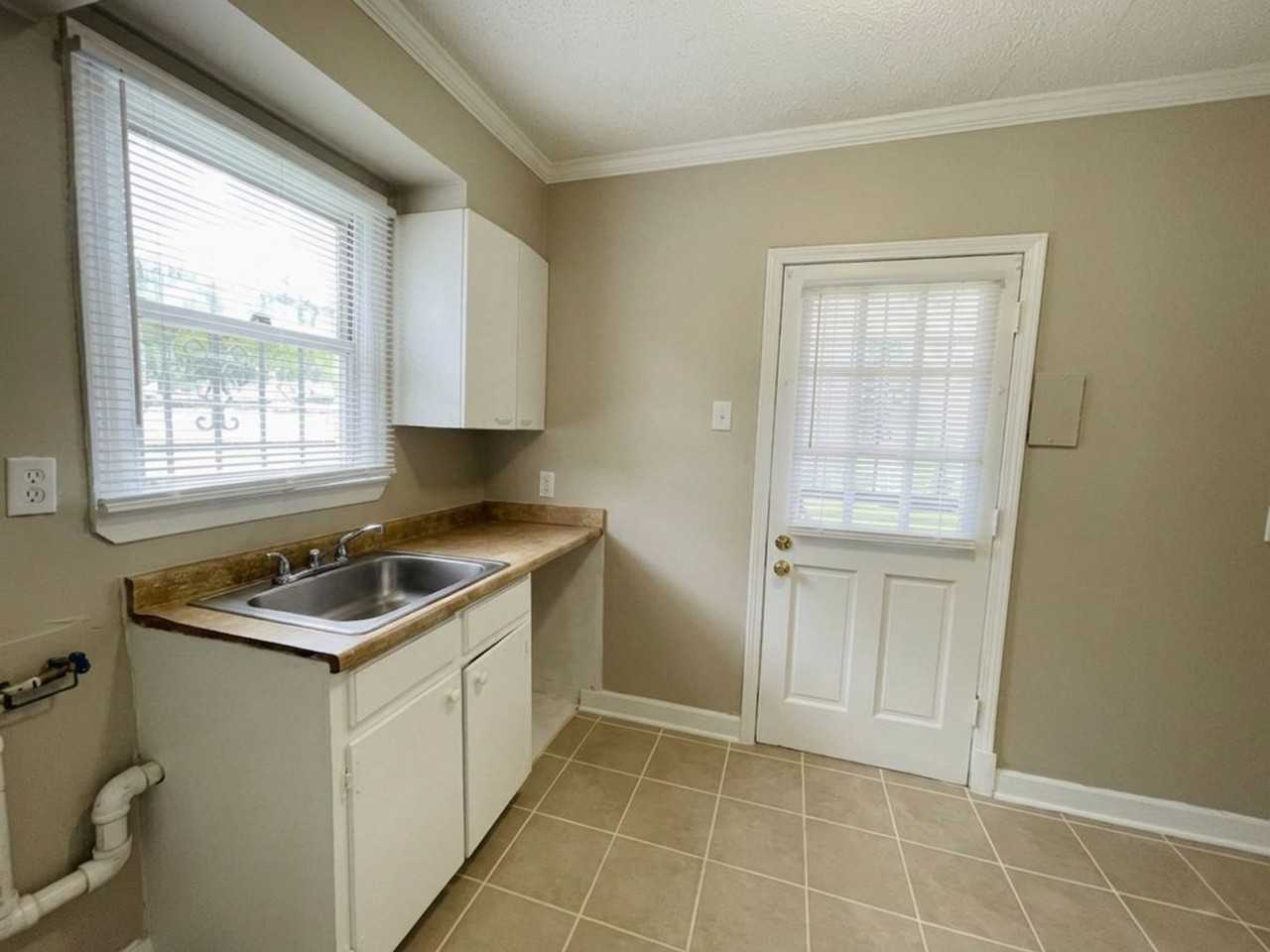 393 Hodges St - Photo 4 of 8