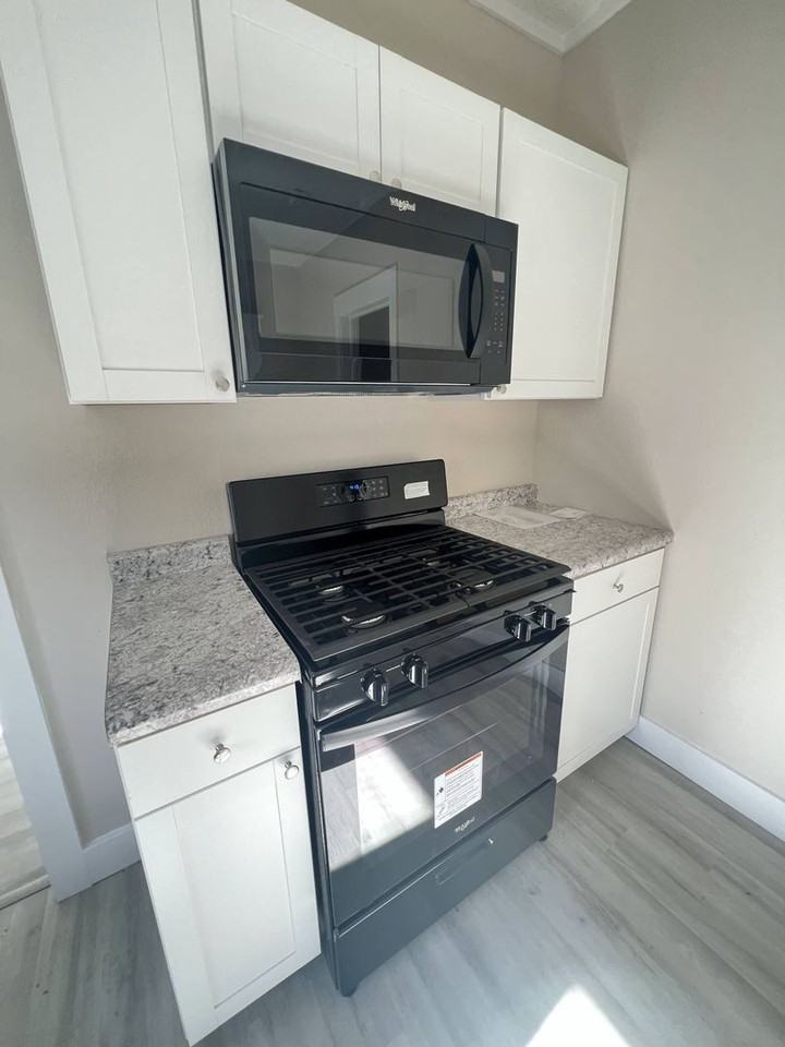 2251 N Rogers Ave - Photo 5 of 22