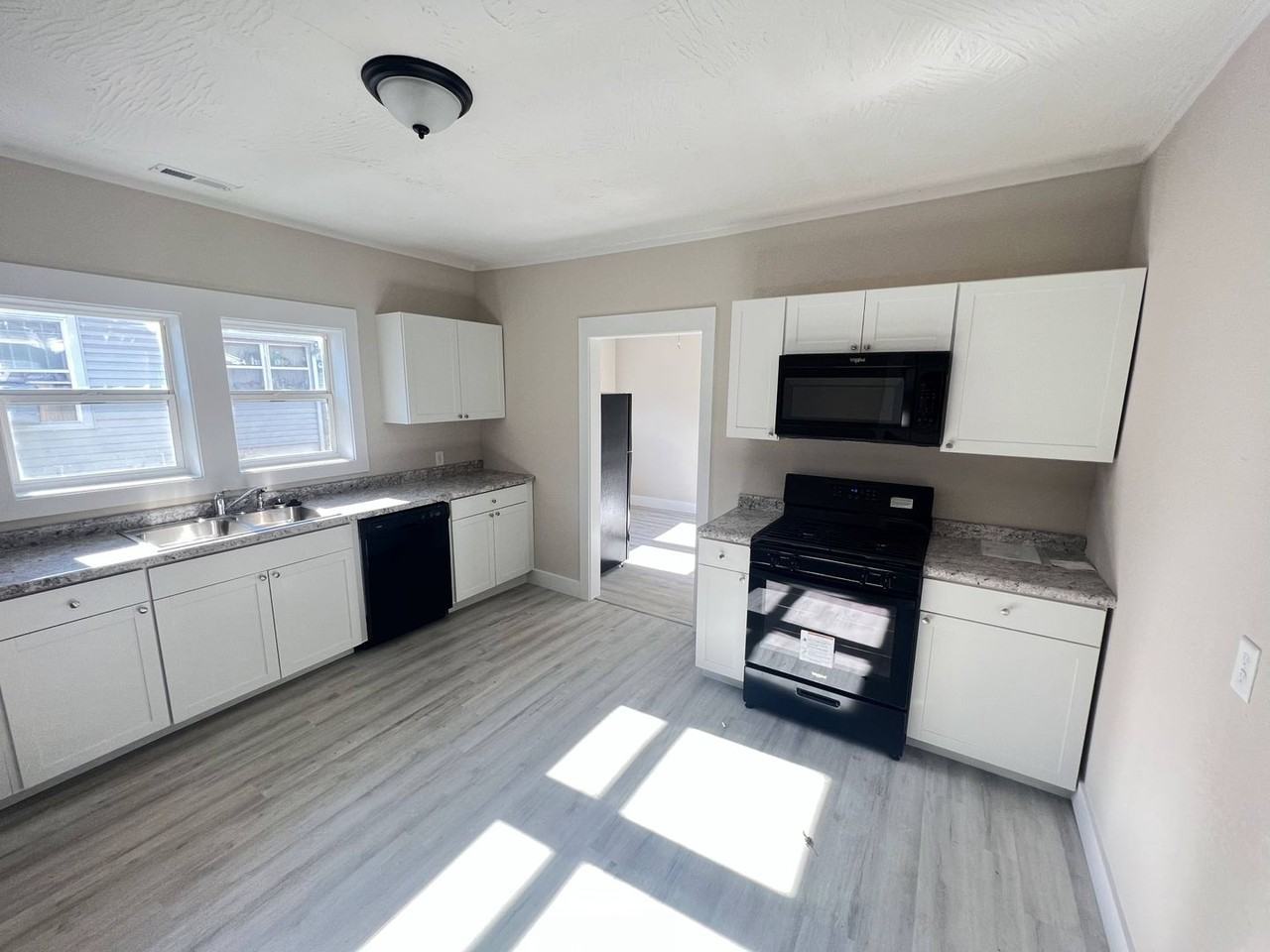 2251 N Rogers Ave - Photo 7 of 22