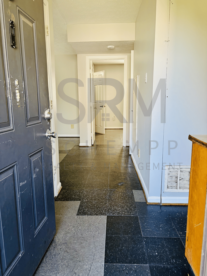 2614 W Jefferson St - Photo 2 of 10