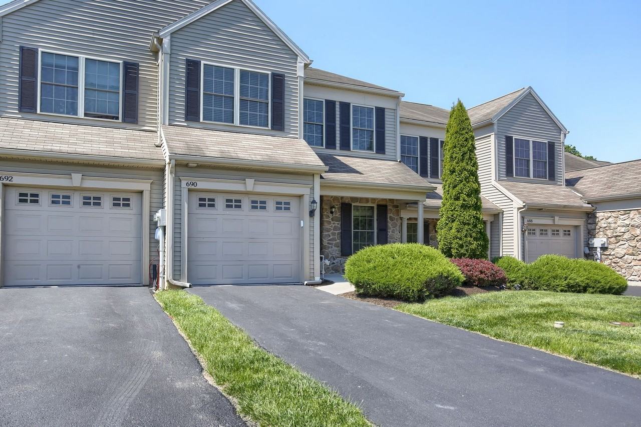 690 Stoverdale Rd - Photo 2 of 38