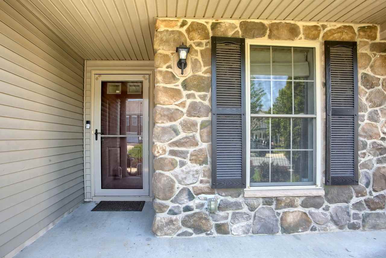 690 Stoverdale Rd - Photo 4 of 38