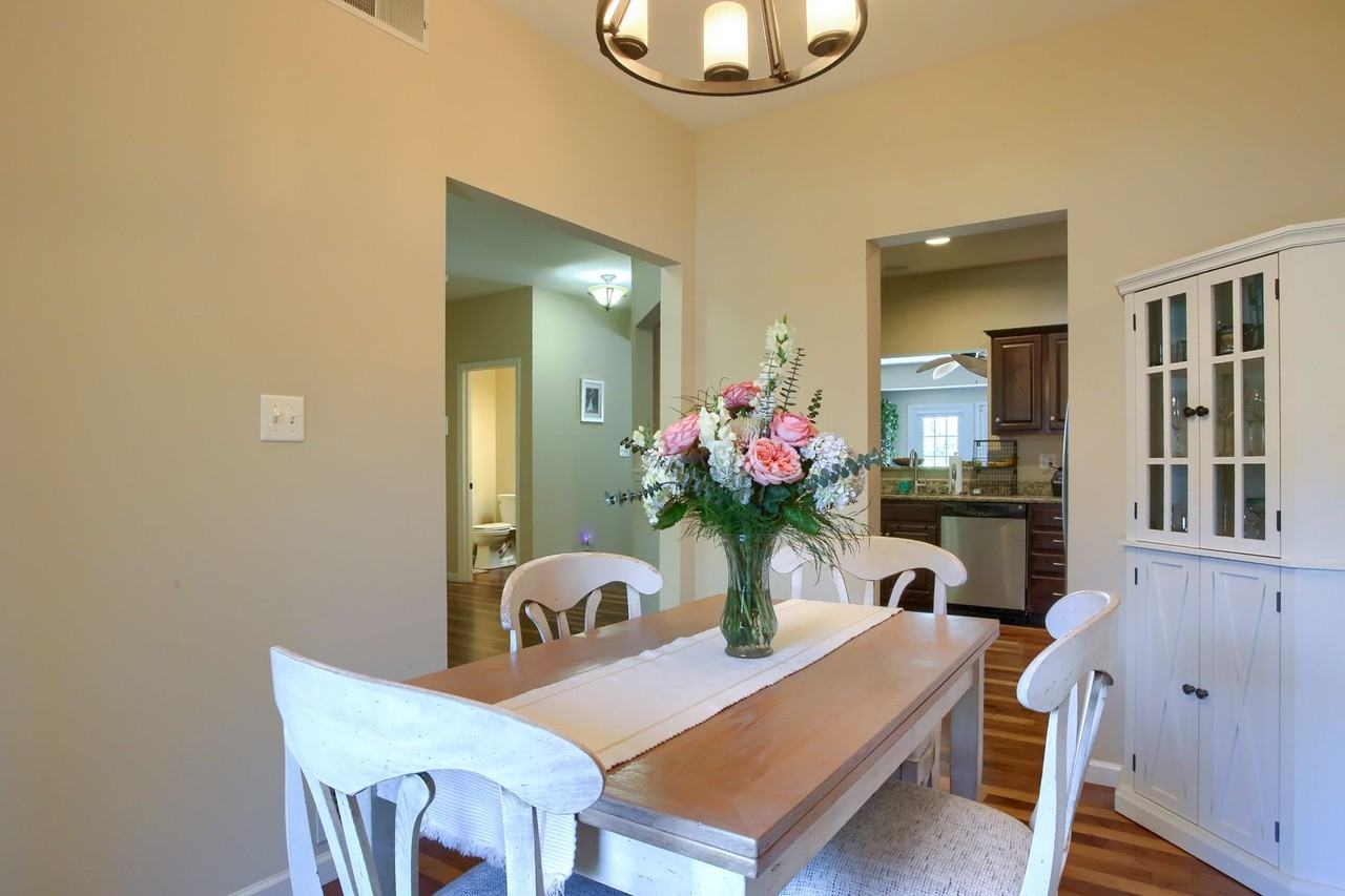 690 Stoverdale Rd - Photo 7 of 38