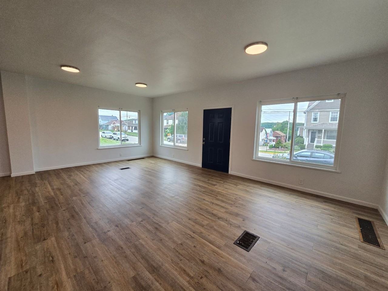 1079 9th Ave - Photo 3 of 8