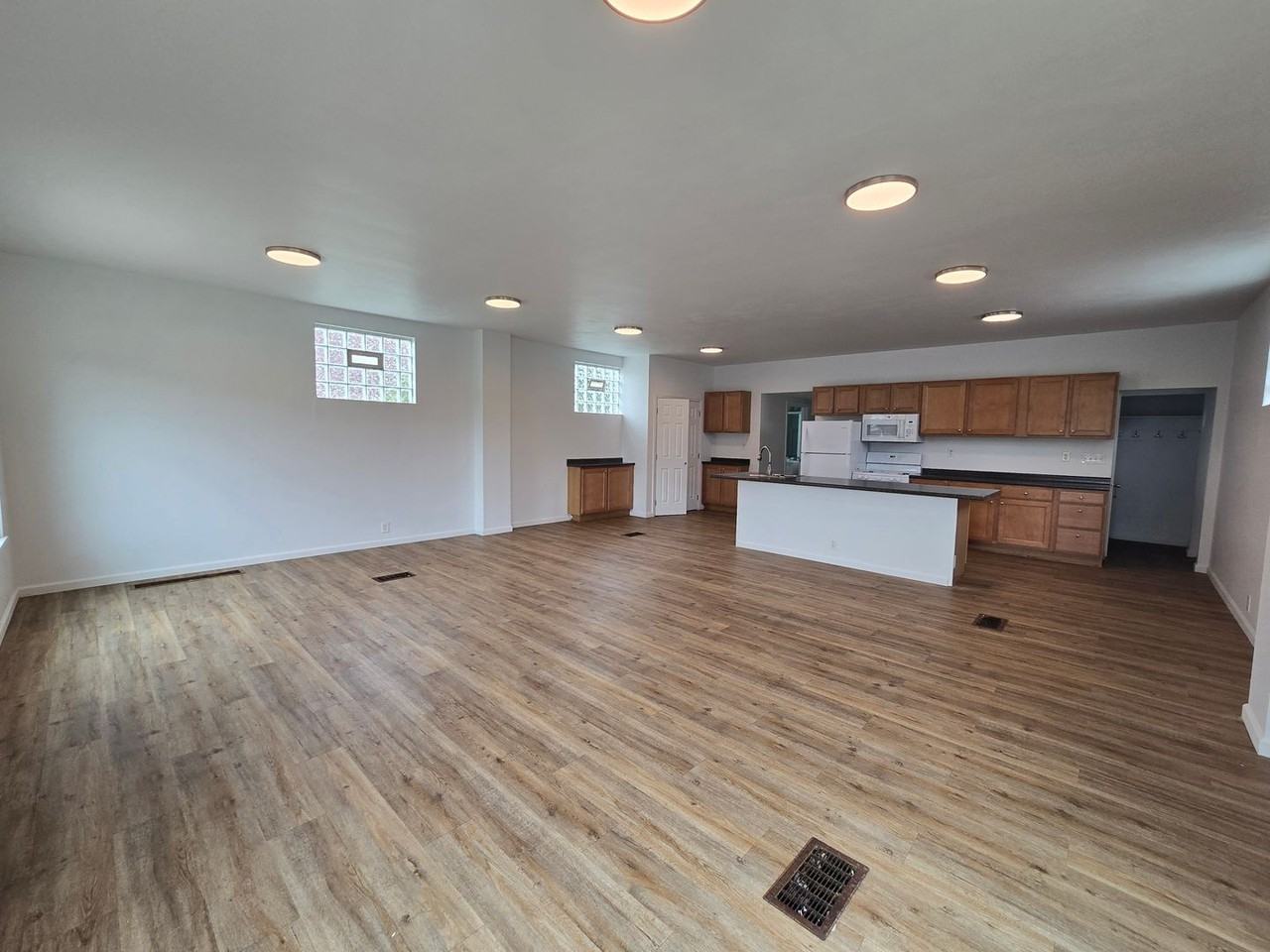 1079 9th Ave - Photo 4 of 8