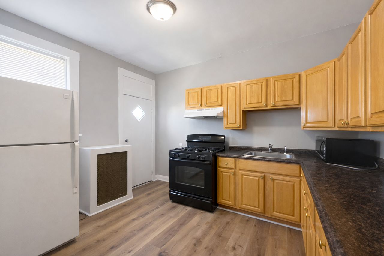 1215 N Ellwood Ave - Photo 5 of 17