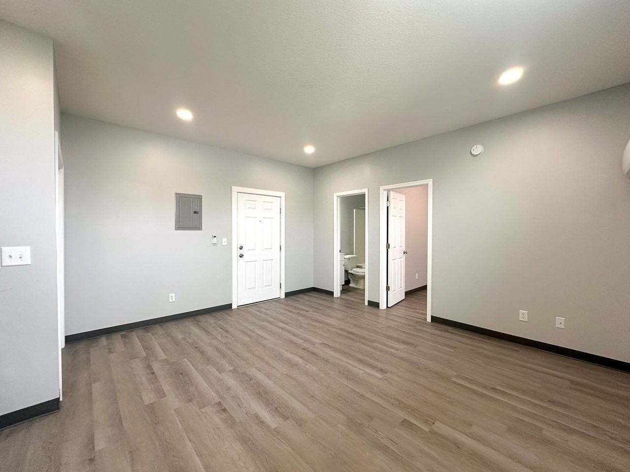 604 N Main St - Photo 5 of 9