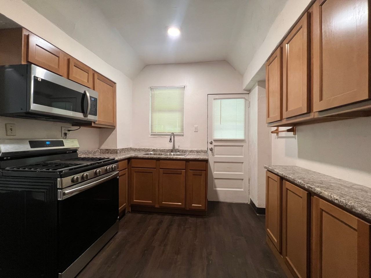 902 Gibson St - Photo 7 of 20