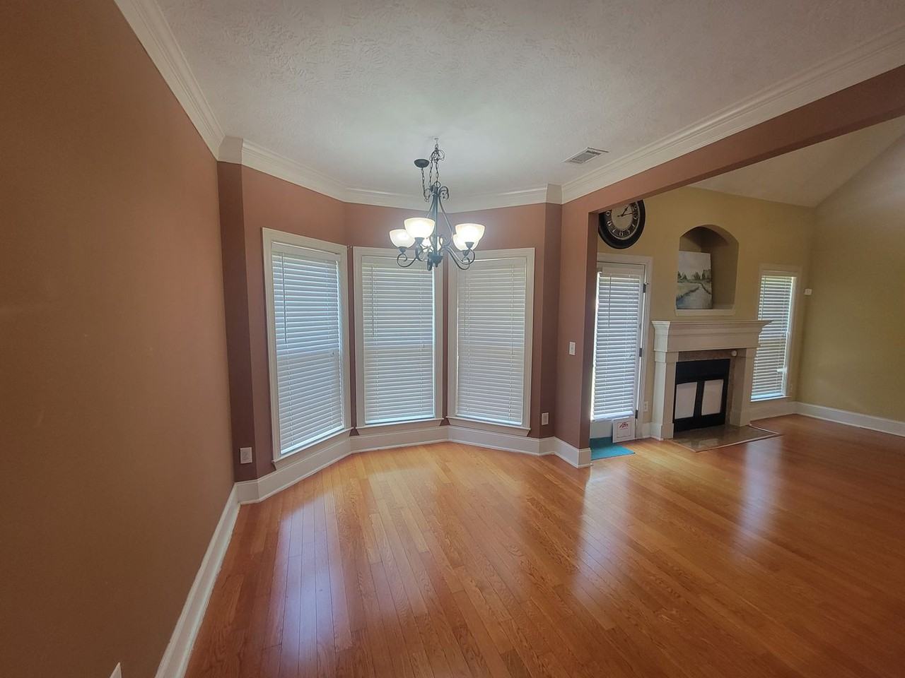 1010 Barrett Dr - Photo 4 of 28