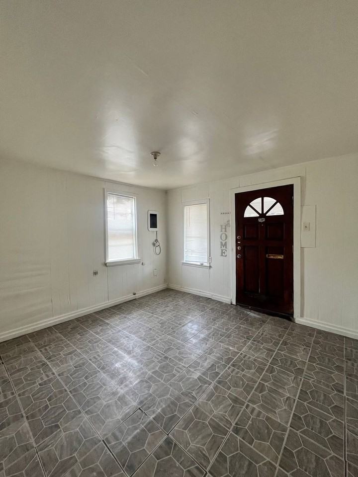 206 Spruce St - Photo 3 of 15