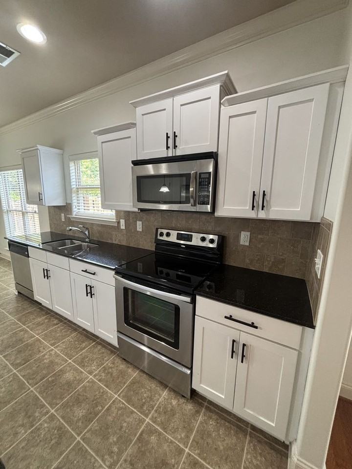182 Sharpe St - Photo 7 of 35