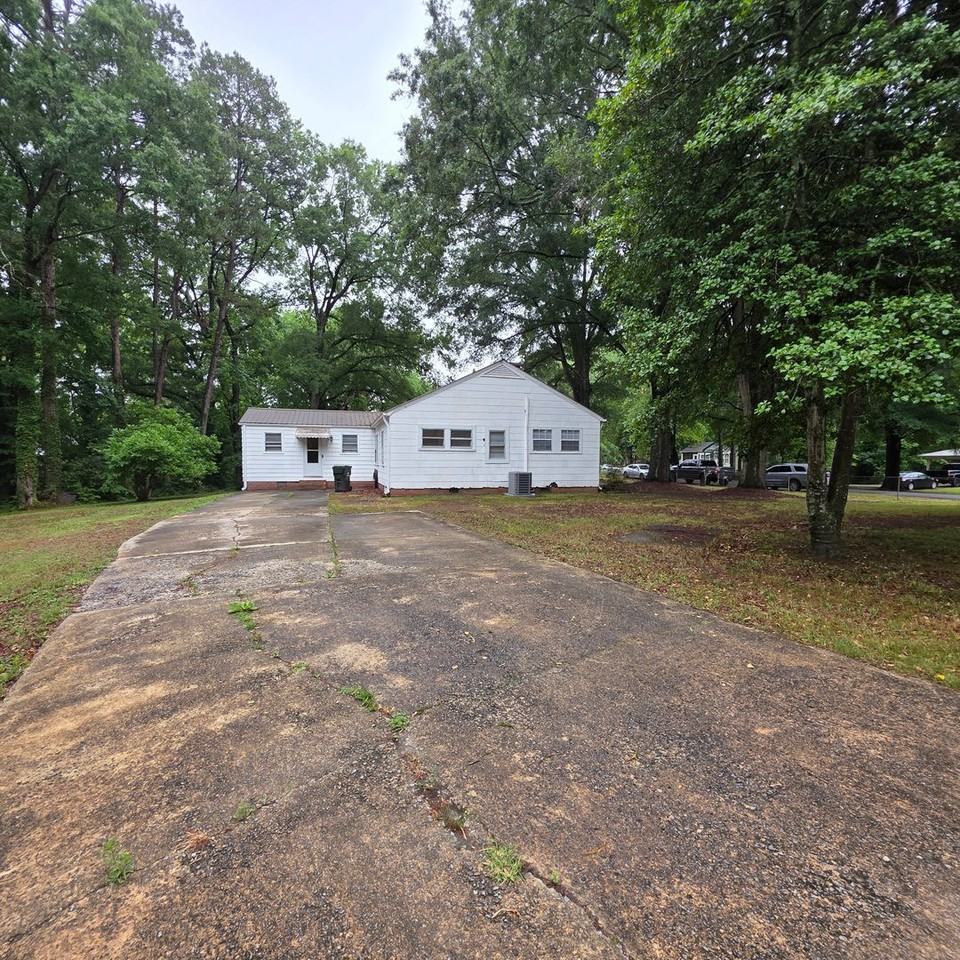 306 11th St - Photo 2 of 7