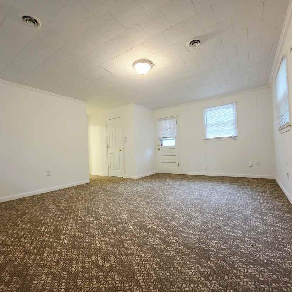 306 11th St - Photo 4 of 7