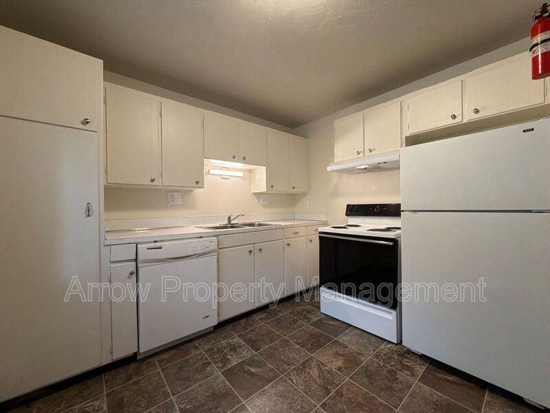 1438 S 20th St - Photo 3 of 8