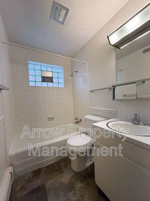 1438 S 20th St - Photo 5 of 8
