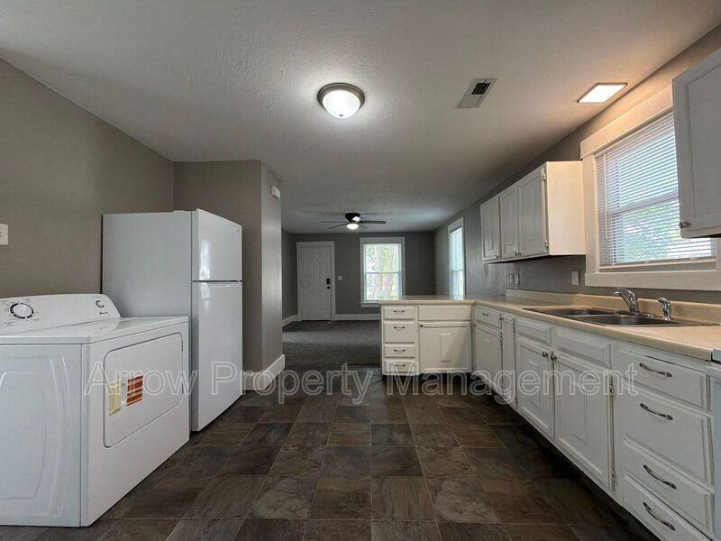 2234 Dudley St - Photo 5 of 11