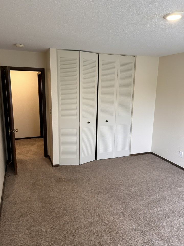 2510 Irvine Avenue Northwest - Photo 4 of 5
