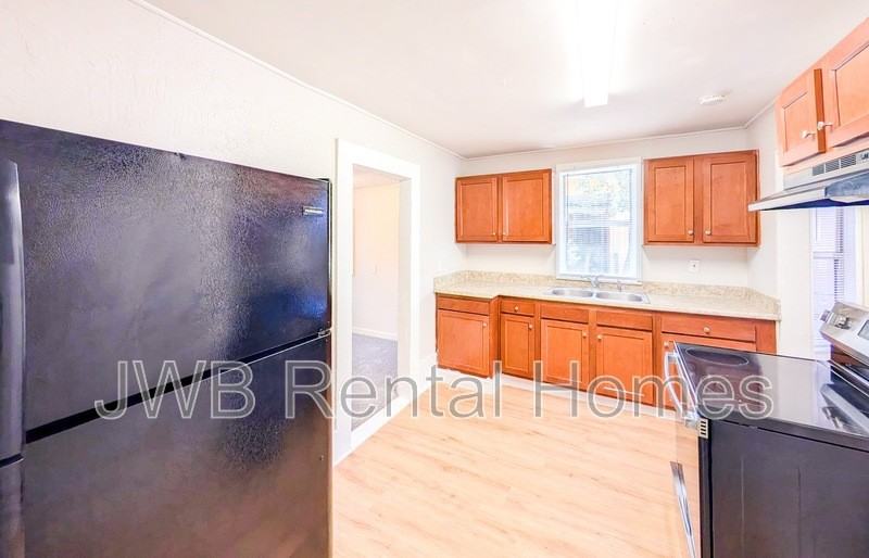 347 W 23rd St - Photo 2 of 20