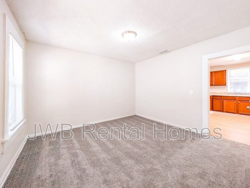 347 W 23rd St - Photo 4 of 20