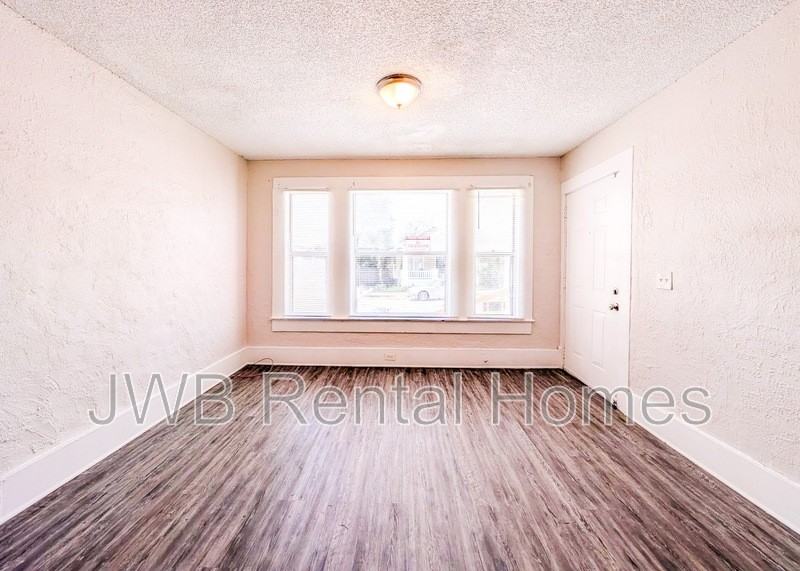 347 W 23rd St - Photo 5 of 20