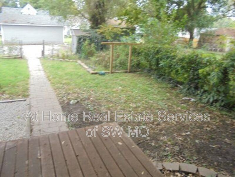 806 W Pershing St - Photo 3 of 19