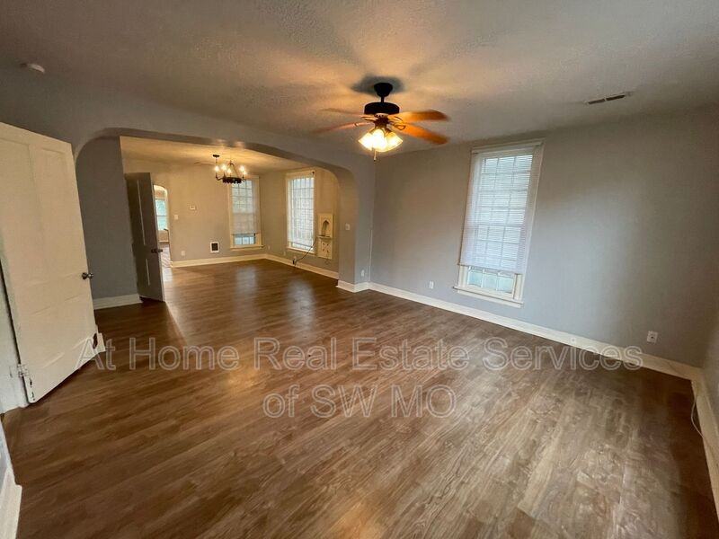 806 W Pershing St - Photo 6 of 19