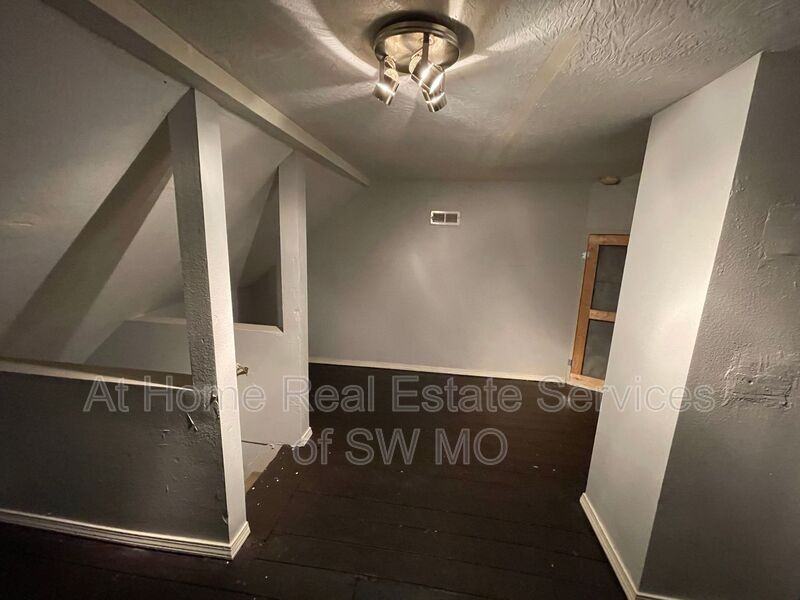 806 W Pershing St - Photo 7 of 19