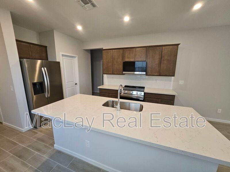 33723 N Blackwell Dr - Photo 2 of 11