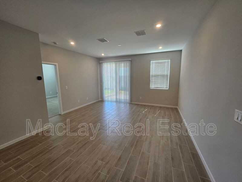 33723 N Blackwell Dr - Photo 3 of 11
