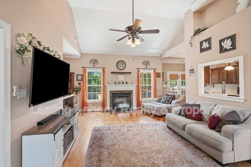 187 Marbrook Dr - Photo 7 of 47