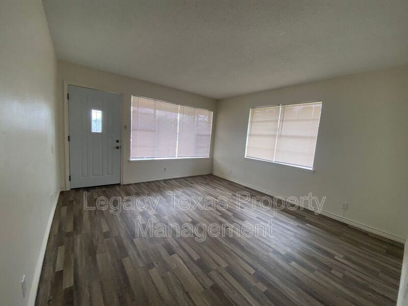 108 Pine St - Photo 3 of 12