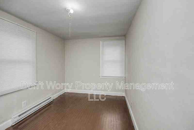 402 Winston St - Photo 3 of 9