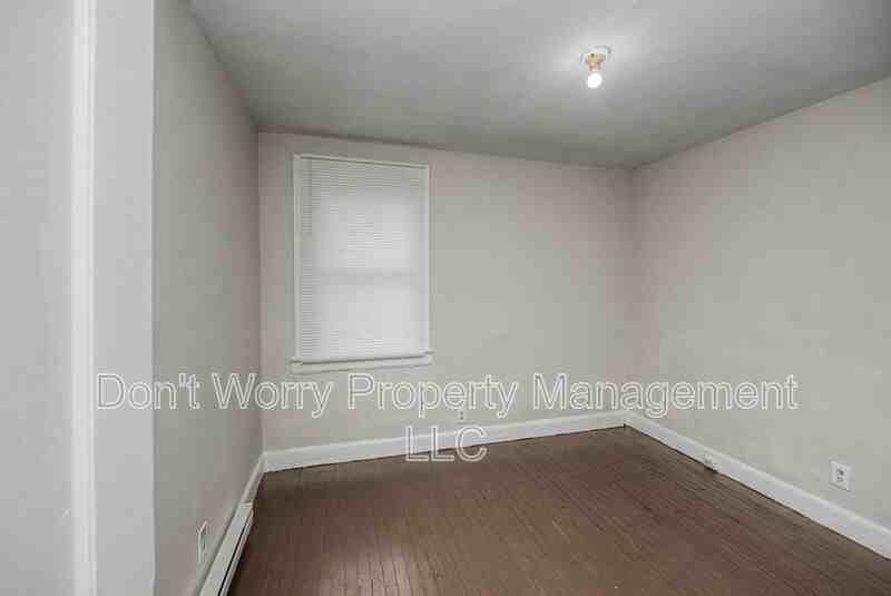 402 Winston St - Photo 4 of 9