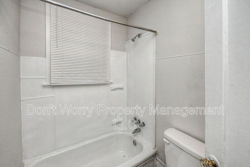 402 Winston St - Photo 5 of 9
