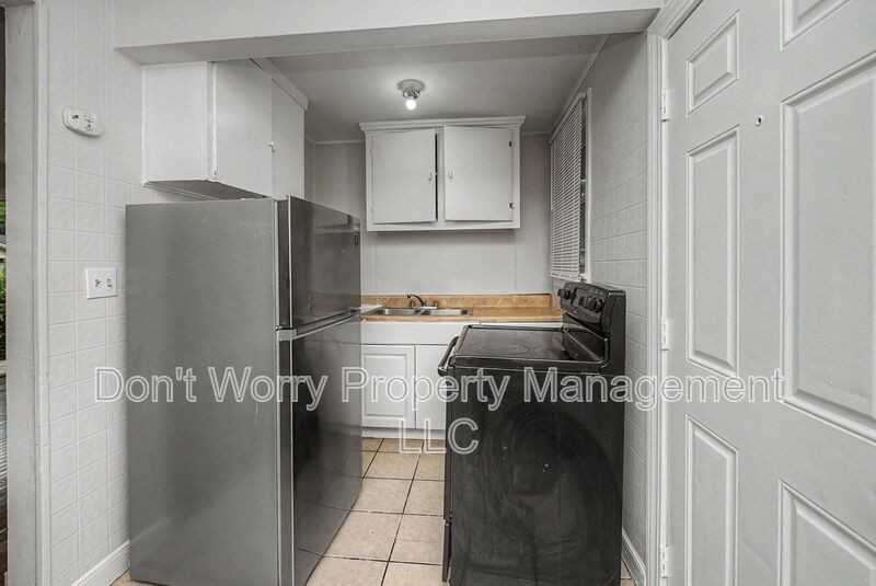 402 Winston St - Photo 6 of 9