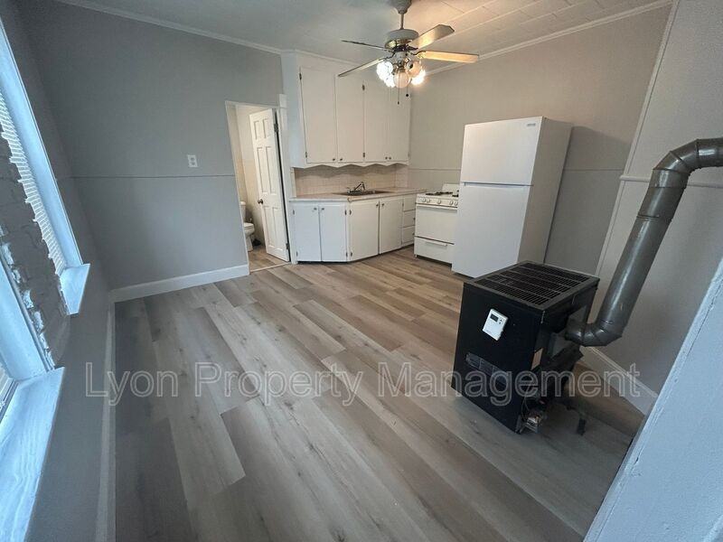 415 Main St #4 - Photo 3 of 11