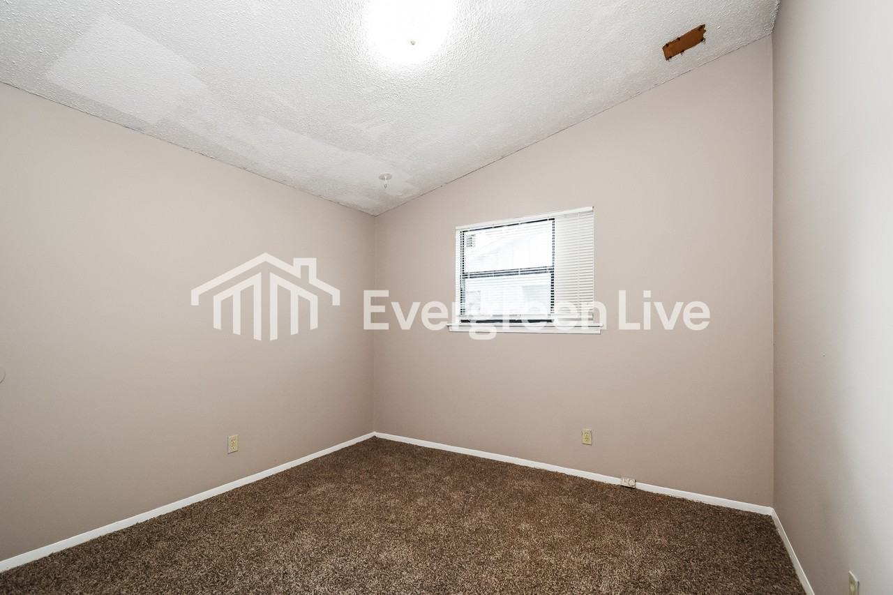 8256 Southaven Cir W - Photo 3 of 15