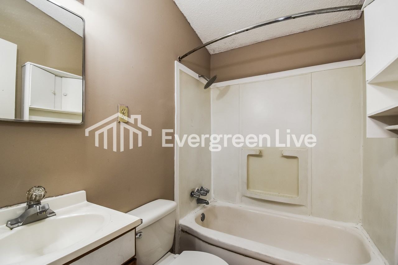 8256 Southaven Cir W - Photo 4 of 15